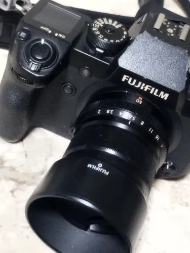 Fujilfilm x-h1 com objetiva Fuji 35mm f/2, resistente à água.