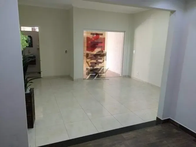 Casa comercial à venda no Parque Universitário