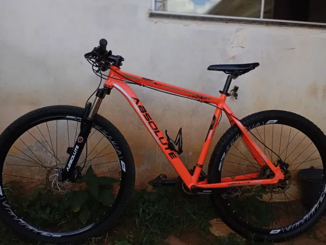 Vendo bicicleta Absolut aro 29 com lanternas, capacete e bombinha de pneu