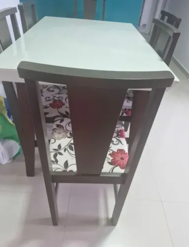 Mesa com 6 cadeiras.