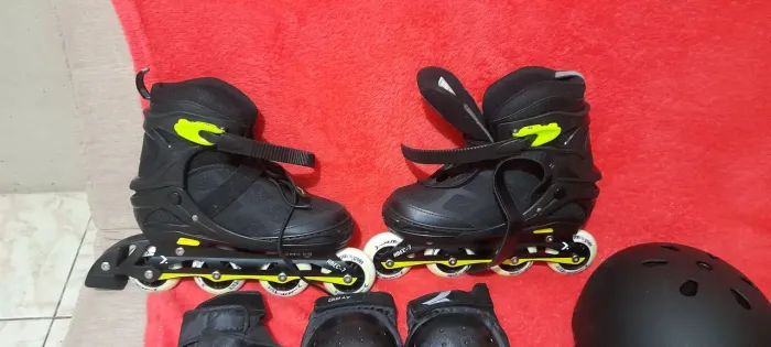 Patins Inline com Equipamentos de Proteção