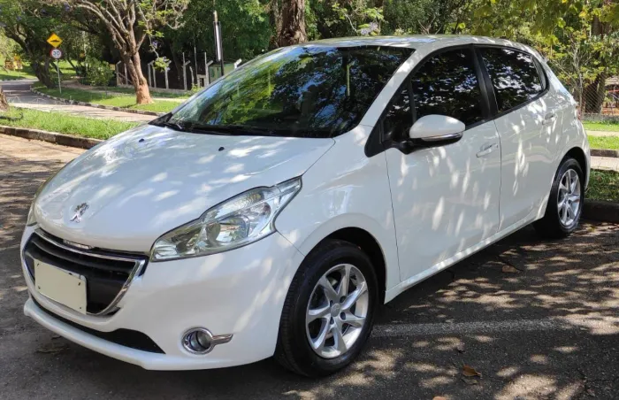 PEUGEOT 208 COMPLETO CONSERVADO 
