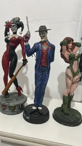 Estatuetas Colecionáveis: Harley Quinn, Coringa e Hera Venenosa