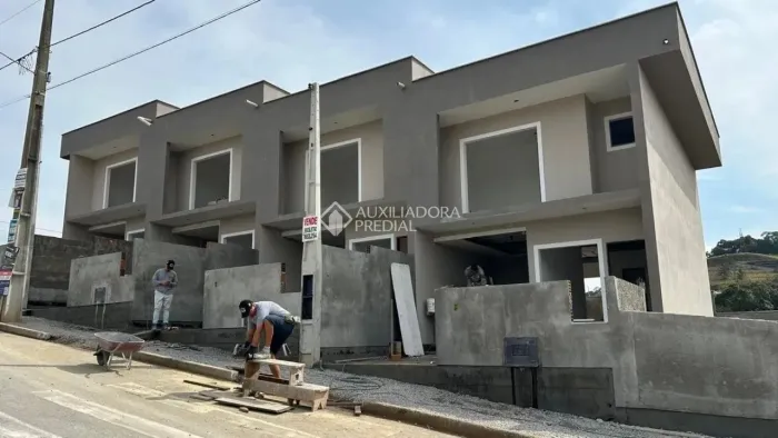 Sobrados com 2 dormitórios, sendo 2 suítes , churrasqueira, , área gourmet, massa corrida,