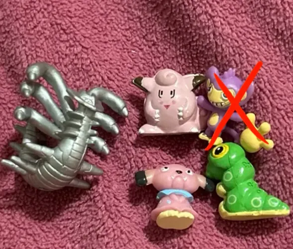 Lote com 4 miniaturas Pokémon 