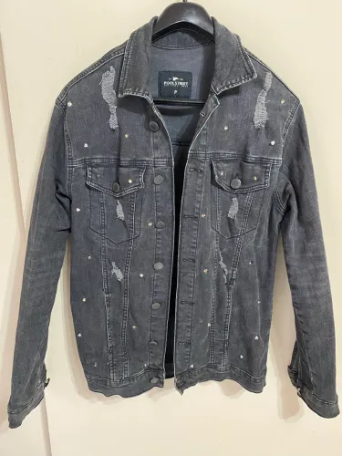 Jaqueta jeans com tachas
