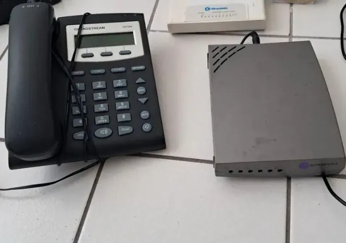 1 telefone ip grandstream e 1 ATA equipamentos VoIP.