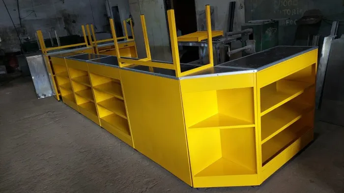 Balcão Comercial Amarelo com Prateleiras