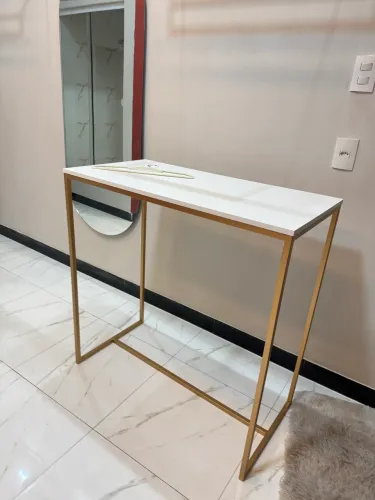 Mesa atendimento comercial de mdf com metalon dourado