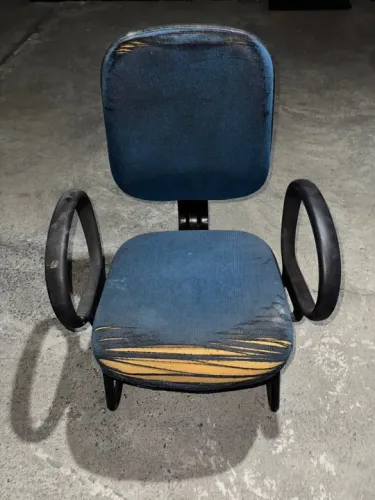 Cadeira de escritório azul com braços