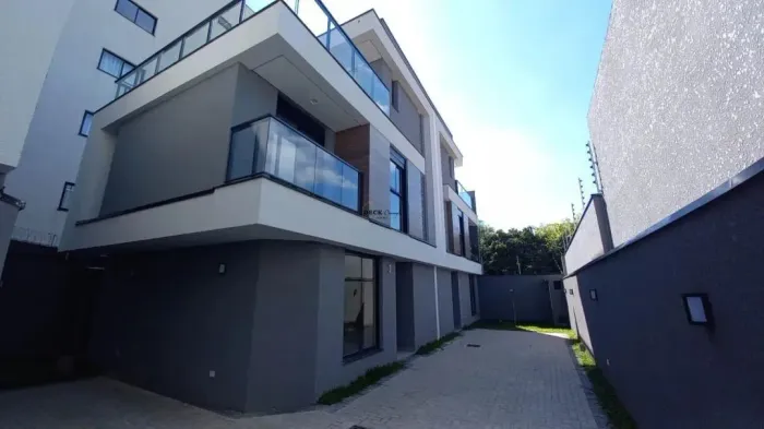 Sobrado Triplex novo à venda, em condomínio fechado no Bacacheri ao lado do Parque REF: SO