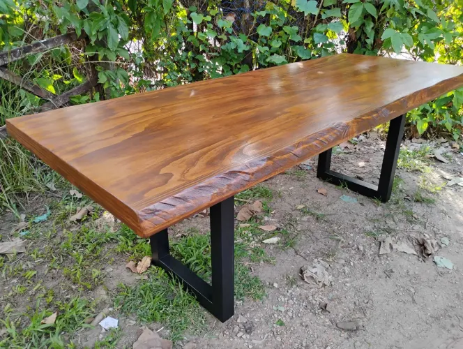 Mesa de madeira com borda orgânica fabricação própria