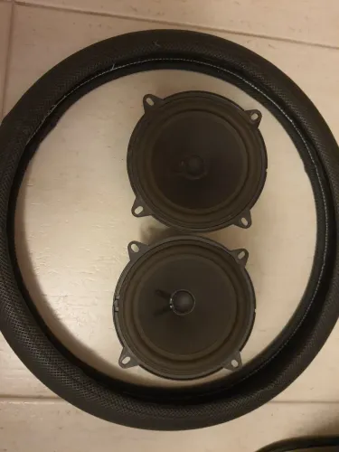 Vendo par de falantes 5 polegadas original Renault mais capa de volante
