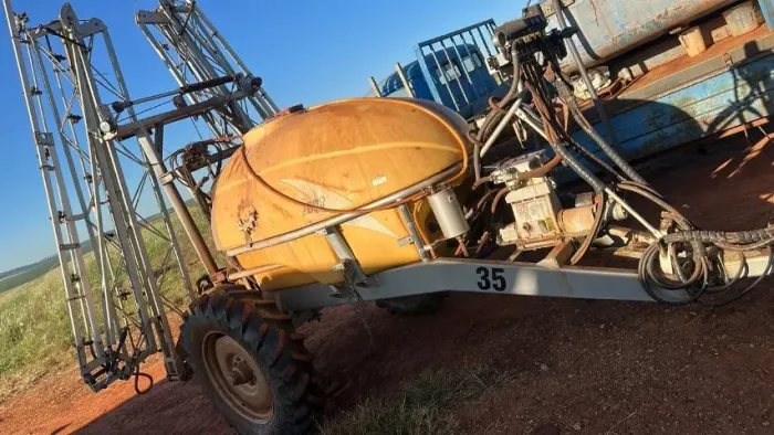 Carreta com tanque pulverizador