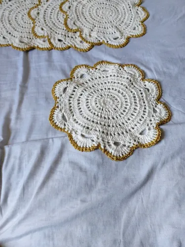 Jogo Americano de Crochê com Detalhe Dourado