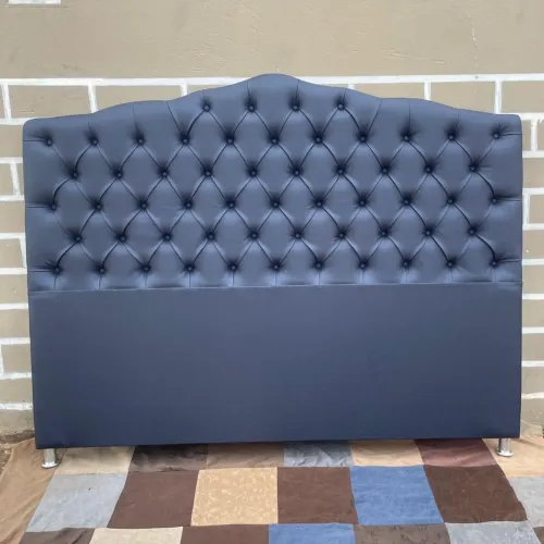 Cabeceira de Cama Estofada Cinza com Design Clássico