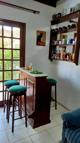 Barzinho de madeira com 3 banquetas