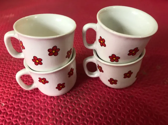 Antigas mini xícaras para café.