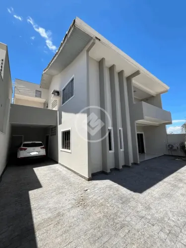 Lindo sobrado com 4 quartos, sendo 2 suítes (todos na parte superior) 2 quartos da frente