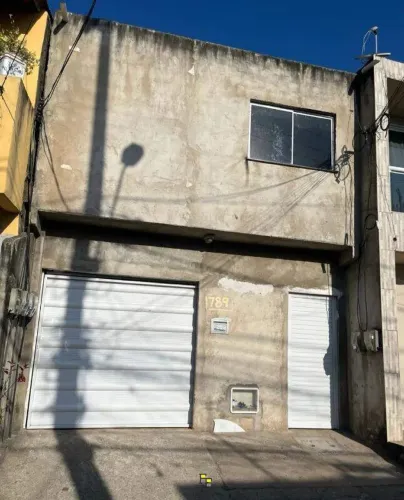 Carlito Pamplona Casa 360m² com Sala, Cozinha americana, 2 Qrts, sendo 1 suíte reversível,