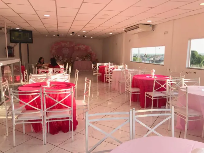 Cadeiras e mesas de ferro metal para salão de festas