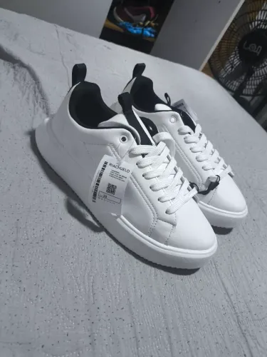 Tênis branco Casual Novo