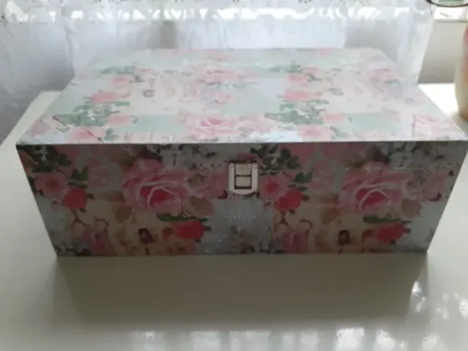 CAIXA ARTÍSTICA DE MDF. ENVERNIZADA.