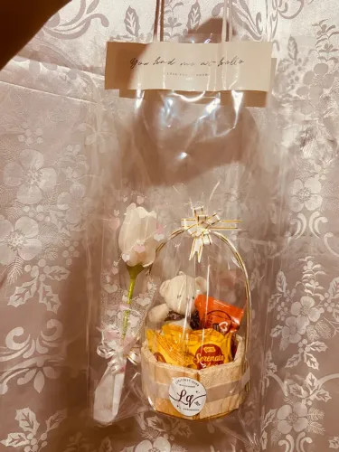 Cestinha miniatura + rosa unitária 