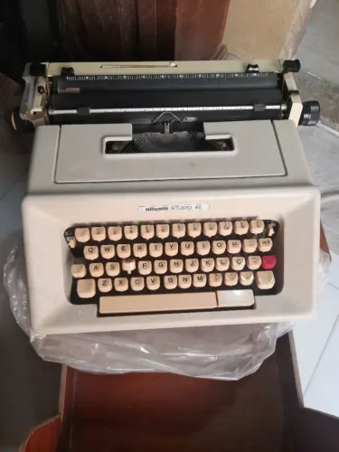 Máquina de escrever olivetti STUDIO 46
