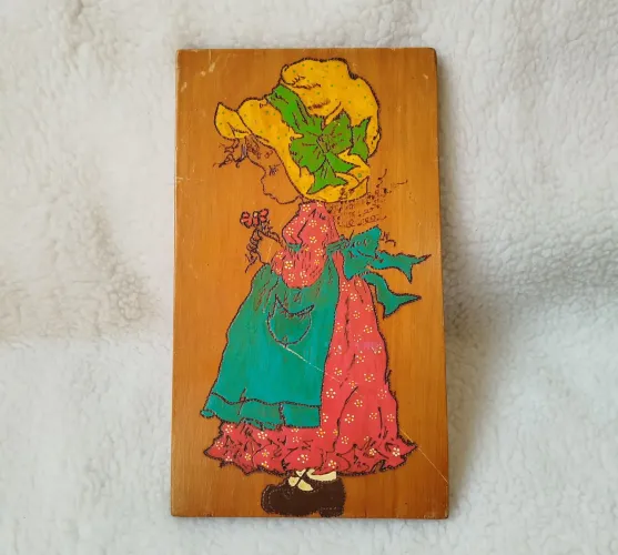 Placa de madeira antiga com desenho estilo sarah kay