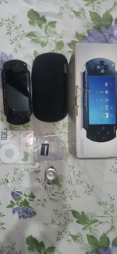 Psp 1001 com caixa e todos acessórios desbloqueado com cartão 4gb e t