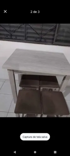 Mesa com 4 banquetas