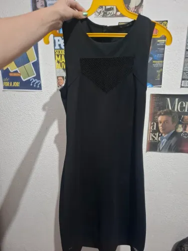 Vestido tubinho preto com decote discreto
