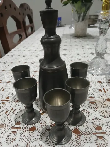 Licoreira e taças em estanho 