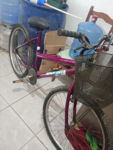 Bicicleta charmosa aro 26 vinho