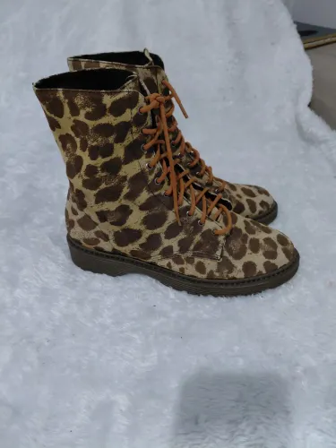 Bota coturno estampa  de onça 