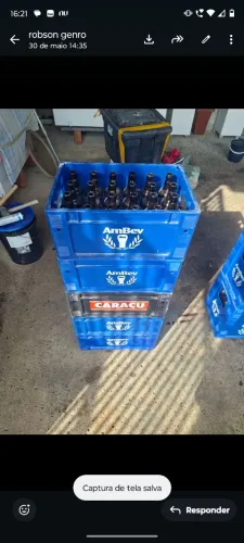 Vasilhames e garrafas de cerveja 