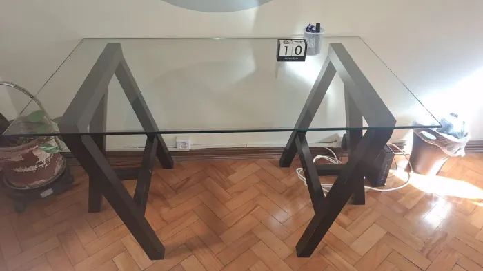 Mesa de vidro + cavaletes Tokstok