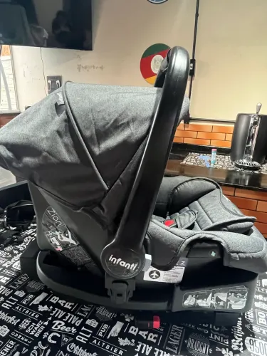 Bebê conforto Infanti Zion com base isofix