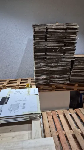 Caixas de papelão tamanho médio aproximado de uma caixa de ovo, 3.00 reais cada.