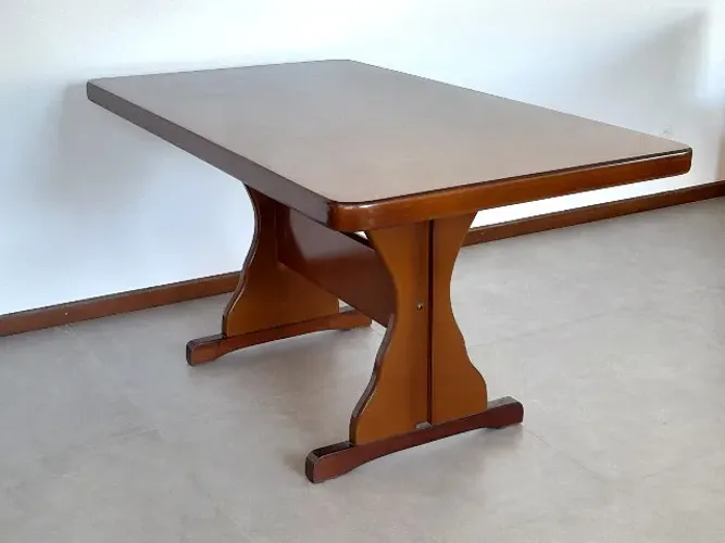 Mesa de jantar em ótimo estado de conservação