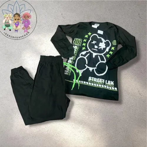 Pijama que brilha no escuro.