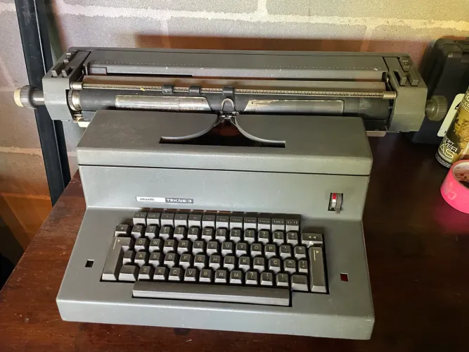 Máquina de Escrever Elétrica Olivetti Tekne 3 Vintage - Excelente Estado