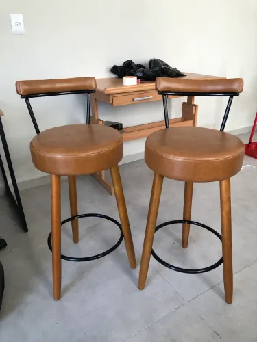 Banquetas de madeira e couro