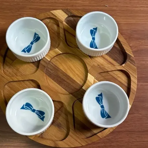 Tábua de frios de madeira + 4 hamequinhos porcelana helmans
