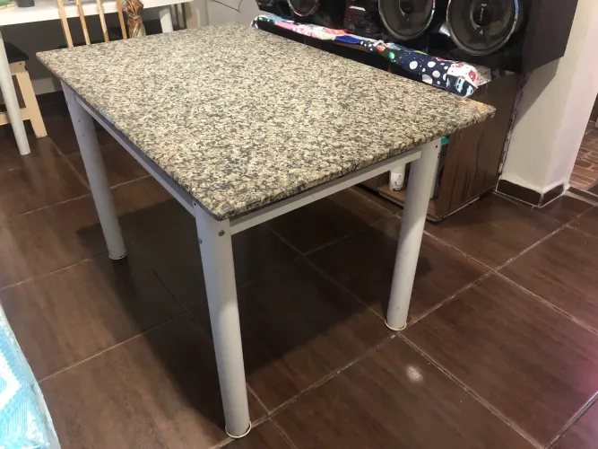 Mesa com tampo de mármore