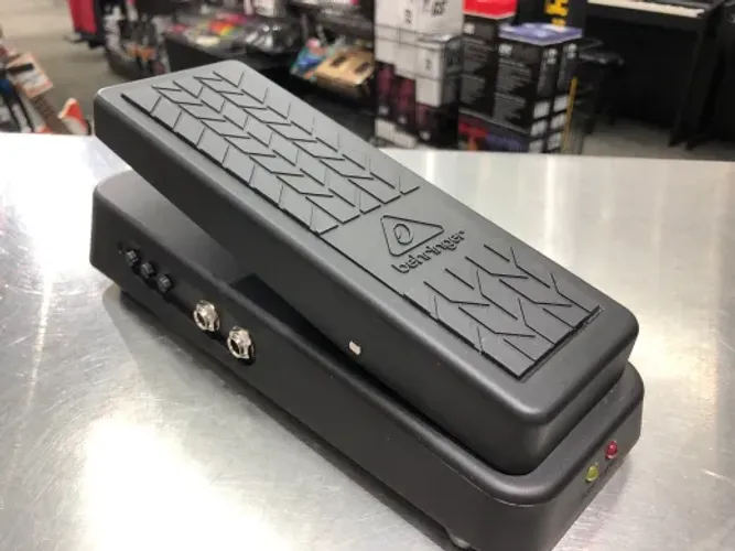 Pedal Wahwah Behringer HellBaby