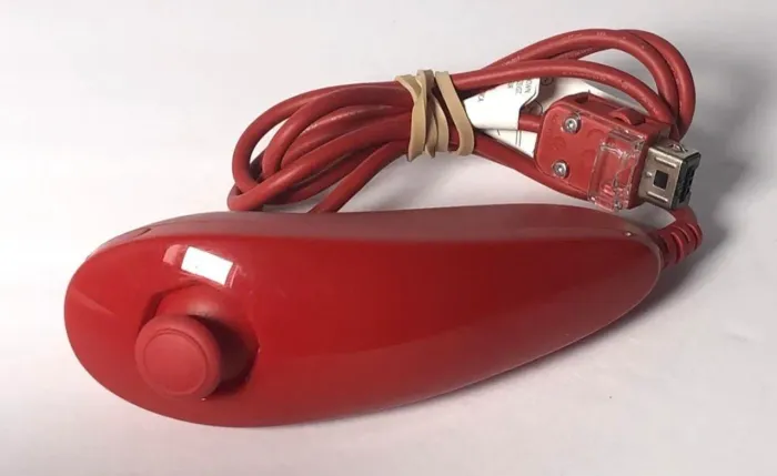Controle original Nintendo Wii nunchuk vermelho.