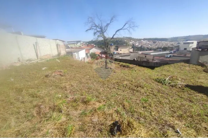 "Oportunidade: Terreno 748m² no Jardim Glória, MG"