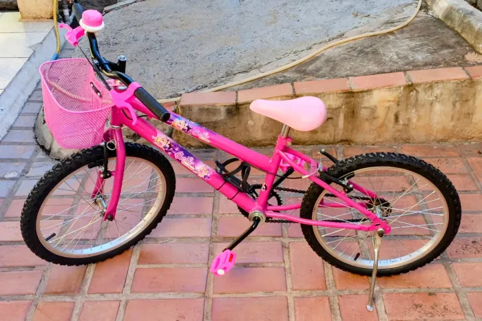 Bicicleta infantil Rosa Barbie Aro 20 com Acessórios